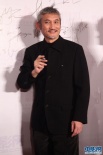 徐克一身黑装上台显侠气 执笔坏笑不忘顽童本色