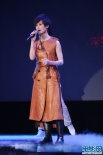 李宇春深情献唱助慈善拍卖 歌声演绎爱心情怀