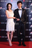 楊冪露背與馮紹峰秀恩愛 稱結(jié)婚要“馮叔”同意