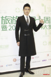 霍思燕低胸秀事业线 陆毅帅气长西服撇嘴扮俏皮