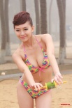 候选亚姐泳装集体秀豪乳 冒雨玩沙滩排球耍性感