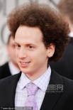 喬什·蘇斯曼紫領(lǐng)帶紫襯衫亮相 爆炸頭喜感十足