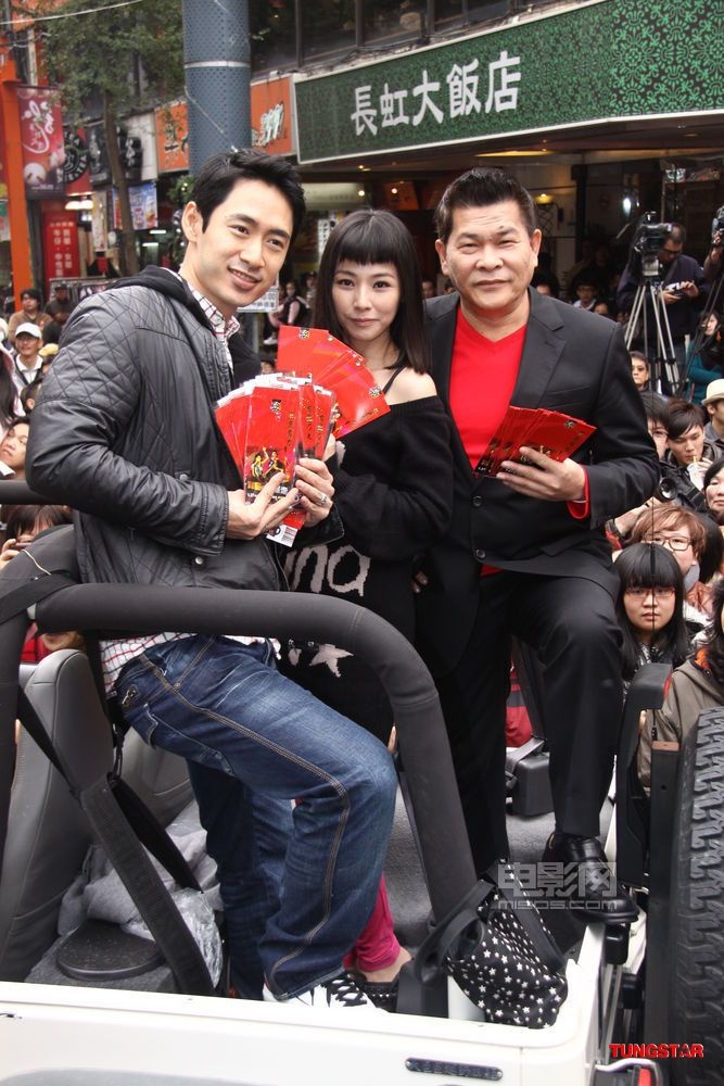 "乌龙戏凤"主创当街派红包 放鞭炮宣传求彩头