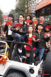 “烏龍戲鳳”主創(chuàng)當(dāng)街派紅包 放鞭炮宣傳求彩頭