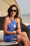 杨紫琼穿裹身短裙秀美腿 海滩拍写真风韵犹存