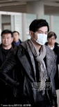 周杰伦蒙面抵京额头狂爆痘 保镖接机开道排场大