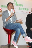 豆導(dǎo)鈕承澤年近半百身材好 穿粉色嫩鞋很“娘”