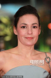 Nicolette穿优雅扇形裙 剪裁别致露性感锁骨