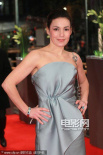 Nicolette穿优雅扇形裙 剪裁别致露性感锁骨