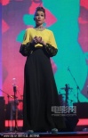 德国版“宋丹丹”主持穿怪裙 不土不洋好似修女