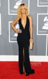 格莱美音乐奖红毯：蕾哈娜深V裸背菲姬镂空装