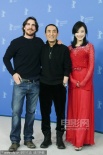 张艺谋与贝尔哥俩好 倪妮透视红裙亮相发布会