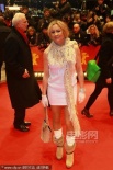 Birgit超短裙配围巾笑逐颜开 大妈装嫩雷翻众人