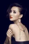 张歆艺曝封面大片 露香肩美背演绎极致奢华璀璨