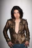 李威曝型男魅力写真 秀胸肌狂放桀骜“狠”男人