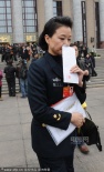 明星政委開兩會(huì) 宋祖英颯爽倪萍親和張藝謀嚴(yán)肅
