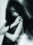 倪妮拍黑白时尚大片 眼神魅惑大秀玉背引人遐想