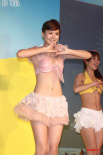安心亞比基尼性感做代言 薄紗雪乳玉腿粉嫩誘人