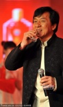 成龍冠名茅臺舉杯豪飲 熊抱李玟與李冰冰咬耳朵
