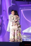 黄凯芹演唱会周慧敏撑场 舞台上演大尺度激情