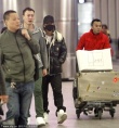 韩庚全副武装现身机场 贴身保镖护驾黑脸无悦色