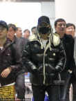 韓庚全副武裝現(xiàn)身機(jī)場(chǎng) 貼身保鏢護(hù)駕黑臉無悅色