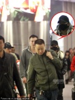 韓庚全副武裝現(xiàn)身機(jī)場(chǎng) 貼身保鏢護(hù)駕黑臉無(wú)悅色