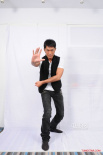 古天乐酷爱星战故事 与美女在客厅打游戏频互动