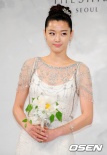 韓星全智賢做新嫁娘甜美嬌笑 蕾絲透視婚紗驚艷