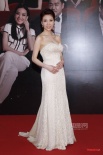 黃婉曼白色抹胸長(zhǎng)裙出場(chǎng) 惹火豐滿美胸成為焦點(diǎn)