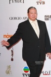 洪金寶大背頭黑面登場 冷峻不茍言笑大哥范十足
