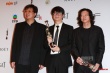 陈光荣、金培达获最佳原创音乐奖 手捧奖杯庆祝
