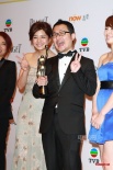 “那些年”剧组后台欢乐无限 手捧奖杯兴奋十足