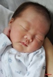 陈慧琳小儿子“小龙包”满月 大派温馨亲子照