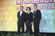 侯咏着传统西服套装现身 两鬓斑白频频挥手致意