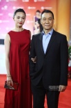 姚晨新潮大紅長裙亮翻全場 手挽王學(xué)圻咧嘴甜笑