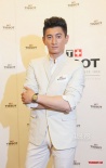 吴奇隆变换套装做代言活动 意气风发似白马王子