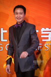 吴刚穿亮面西装搭紫色领结 淡定出场气质儒雅