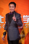 吴刚穿亮面西装搭紫色领结 淡定出场气质儒雅