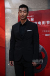 趙文卓后臺西裝筆挺亮相 接受采訪時羞澀抿嘴笑
