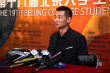 趙文卓后臺西裝筆挺亮相 接受采訪時羞澀抿嘴笑