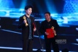 苗馳獲最佳電視電影男演員獎(jiǎng) 興奮捧杯笑逐顏開
