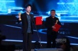 苗馳獲最佳電視電影男演員獎(jiǎng) 興奮捧杯笑逐顏開