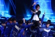 舞蹈表演勁爆精彩躍動(dòng) 大學(xué)生穿“校服”戴禮帽