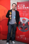 “樹先生”獲最佳影片獎 導(dǎo)演韓杰手持獎杯欣喜