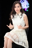 Angelababy可爱来袭 身穿白色连衣裙清新养眼