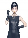 AngelaBaby新店开张拍宣传照 变“2012版赫本”