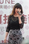 柳巖黑色透視裝“收胸” 露青蔥小腿扮俏皮少女