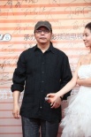 章家瑞携《柠檬》剧组亮相 长发棒球帽显文艺范
