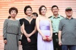 《王家坝》主创红毯亮相 袁志博深V礼服超性感